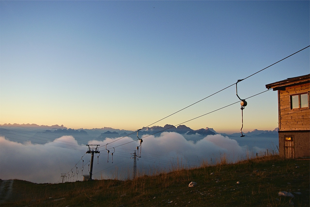 Tout au long, télésièges et téléski sont entretenus par les salariés de la compagnie des alpes.