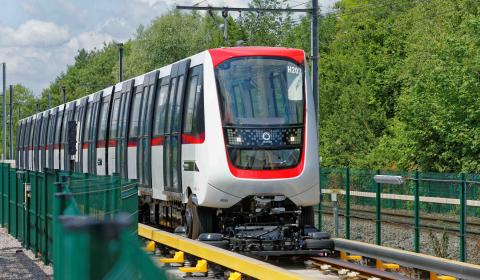 Tram Urbalis Fluence en service sur les voies du centre d'essais ferroviaire de Valenciennes
