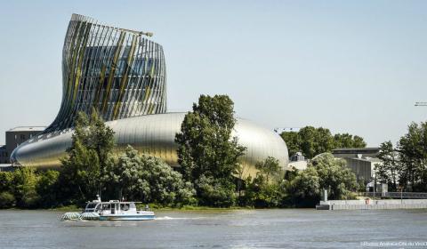 Un bâtiment somptueux pour abriter les meilleurs savoir faire vinicole : la cité du vin au bord de la Garonne à Bordeaux