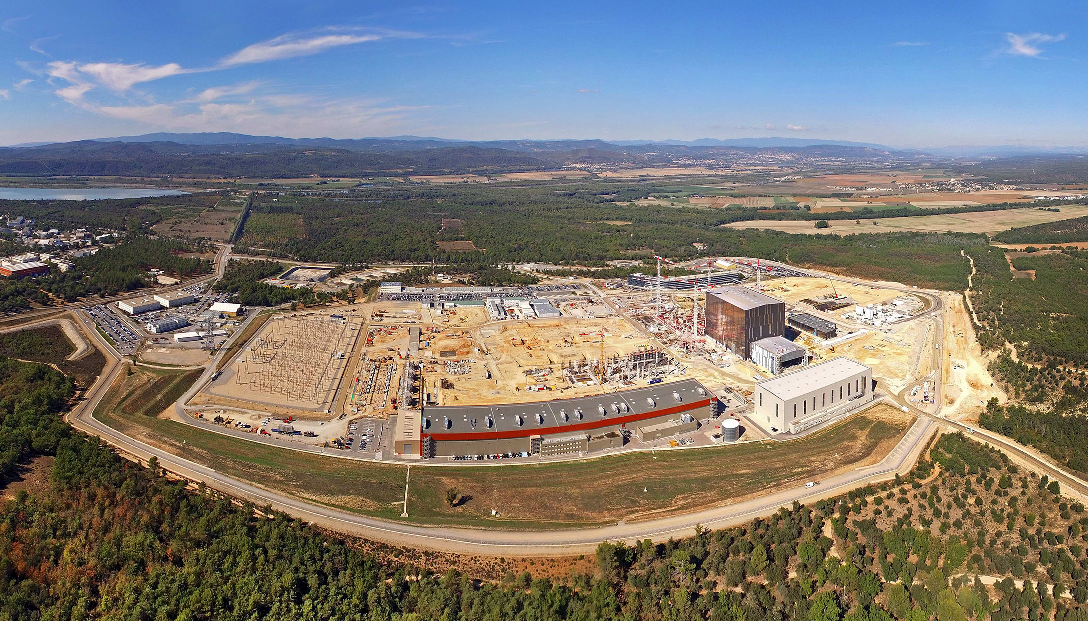 En cours de construction dans les Bouches-du-Rhône, l’installation nucléaire expérimentale ITER veut reproduire la réaction à l’œuvre au cœur du Soleil. © ITER Organization