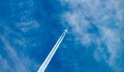 Aviation, les industriels renforcent la sécurité. Un avion et la ligne blanche de son passage sur le bleu du ciel.
